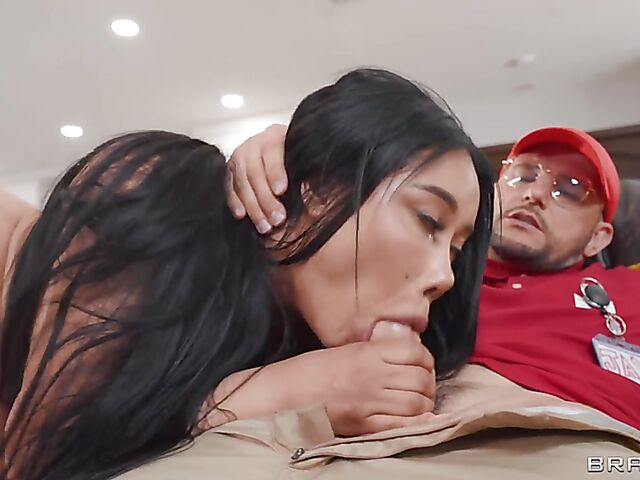 Sneaky big ass anal massage with curvy Jennifer Exxotic