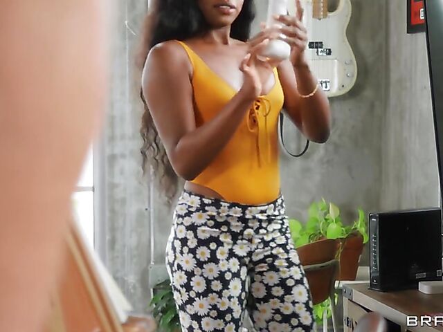 Curious ebony sculptor with glasses Amari Anne gets her black pussy filled