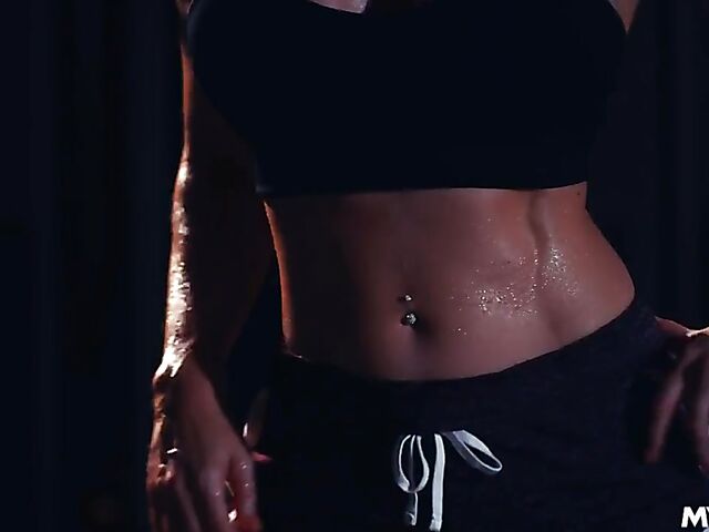 Gym fuck with red-haired athletic MILF Sophia Locke