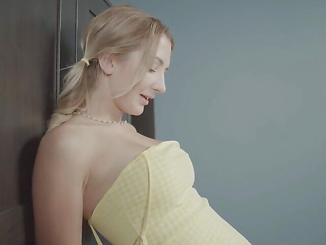 Alexia Fox - Solo masturbation in yellow shoes