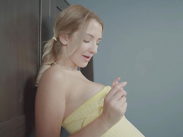 Alexia Fox - Solo masturbation in yellow shoes