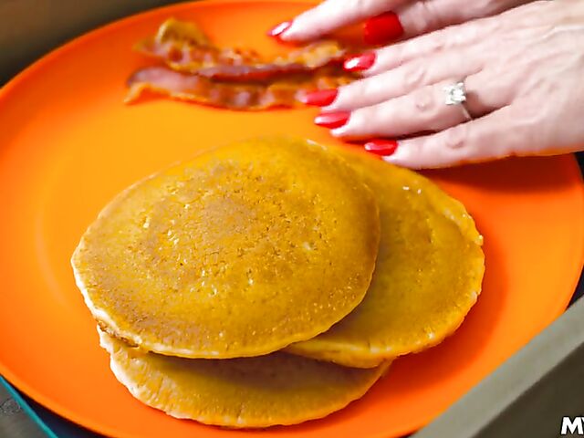 Piper Press - MILF lingerie fuck after breakfast in bed