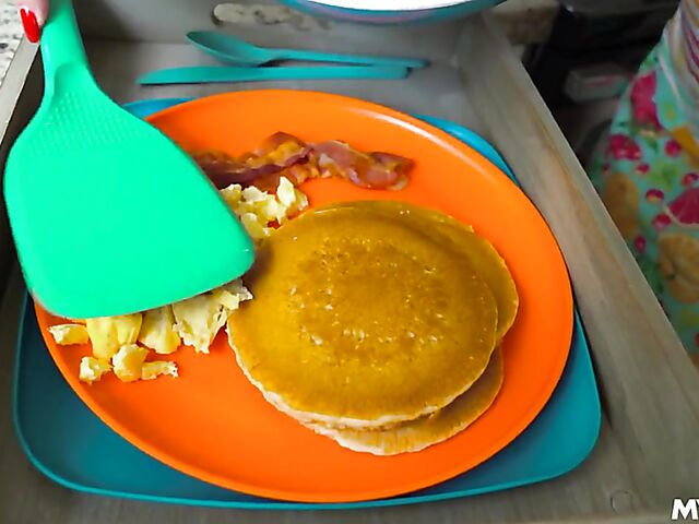 Piper Press - MILF lingerie fuck after breakfast in bed