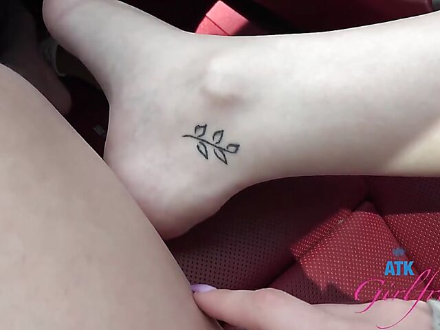 Car blowjob and fingering on the way to the beach with Cecelia Taylor