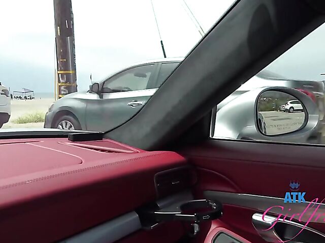 Car blowjob and fingering on the way to the beach with Cecelia Taylor