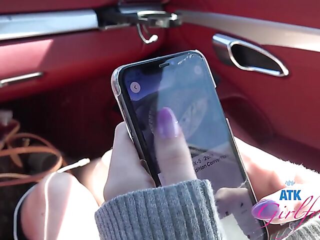 Car blowjob and fingering on the way to the beach with Cecelia Taylor