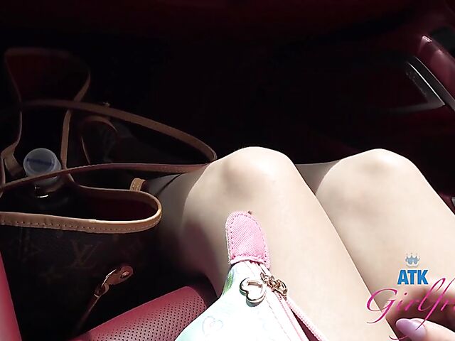 Car blowjob and fingering on the way to the beach with Cecelia Taylor