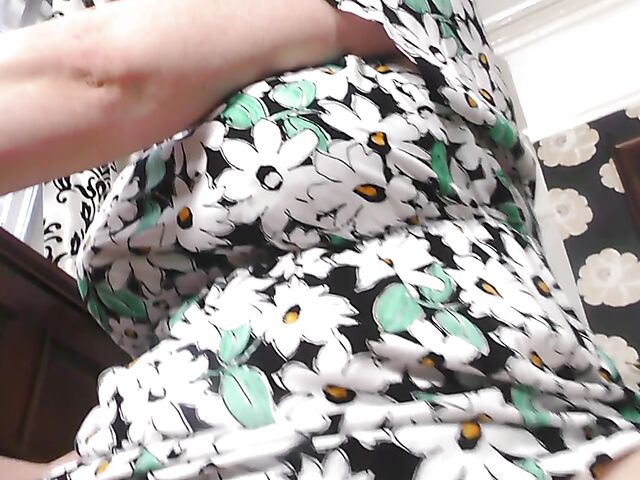 Busty mom Cashmere playing piano and toying her pussy