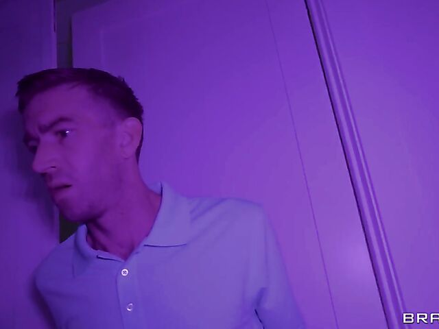 Hot sex in fishnets and leather with gothic blonde Jessica Starling