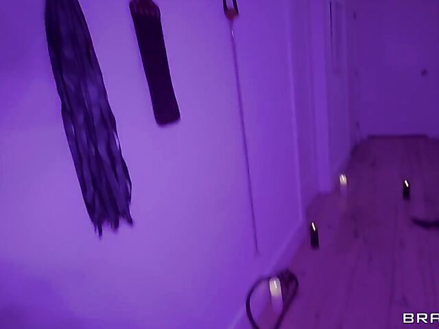 Hot sex in fishnets and leather with gothic blonde Jessica Starling