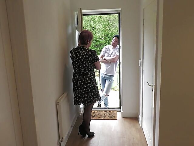 Paying a visit to short haired mature Layla Bird and fucking her old pussy at home