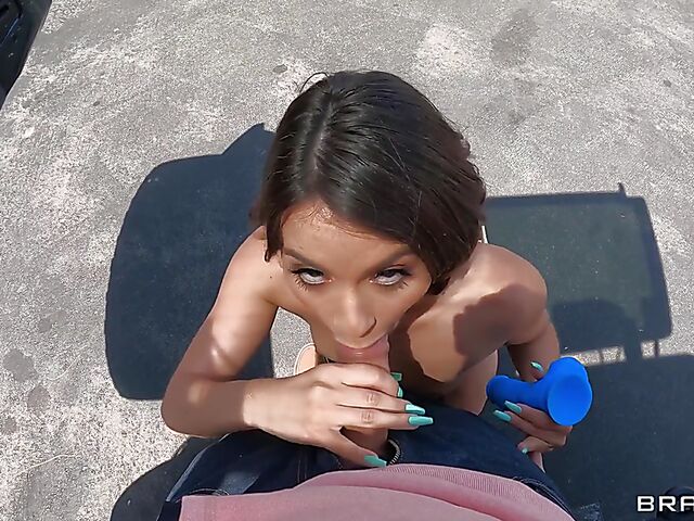 Brazzers anal starlet Nicole Aria gets it started in the car