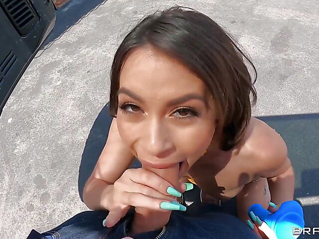 Brazzers anal starlet Nicole Aria gets it started in the car