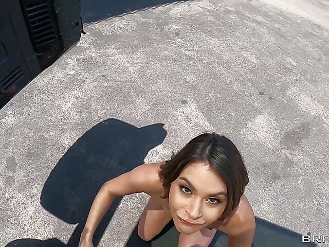 Brazzers anal starlet Nicole Aria gets it started in the car