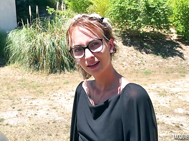 French outdoor sex with four-eyed Maddy, 24