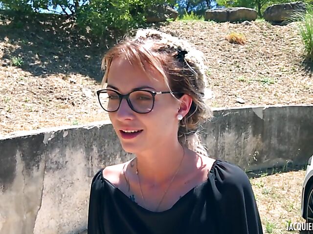 French outdoor sex with four-eyed Maddy, 24