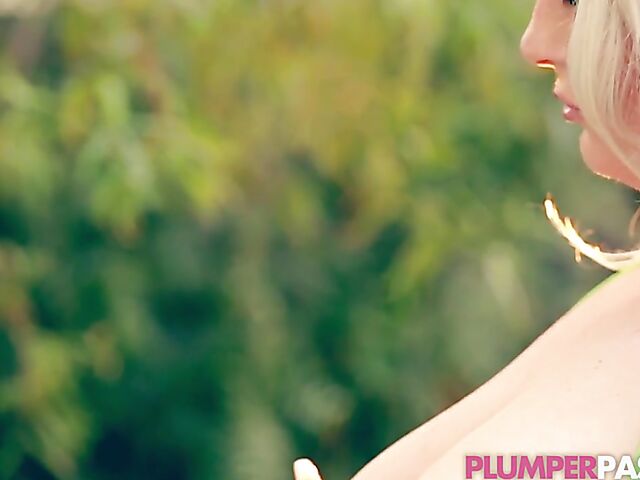 Chubby big tits bikini blonde Amber Kush dildoing her fat pussy in the hot tub