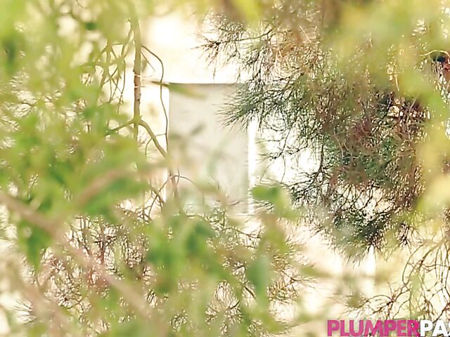 Chubby big tits bikini blonde Amber Kush dildoing her fat pussy in the hot tub