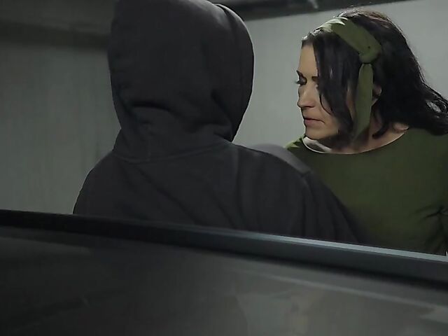 Horny MILF over 40 Jolie Noir fucks the thief