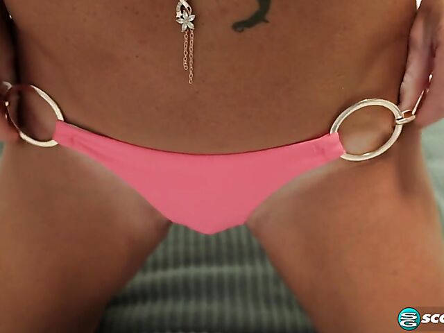 Athletic bikini MILF Kristi Kream in her bed with her vibrating dildo