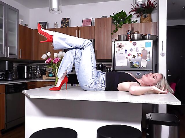 MILF kitchen solo with 32-year-old Sydney Paige