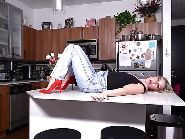 MILF kitchen solo with 32-year-old Sydney Paige