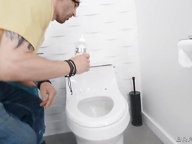 Lily Starfire - Toilet stuck ebony interracial threesome with white rescue guys