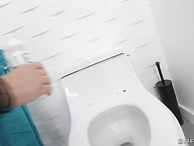 Lily Starfire - Toilet stuck ebony interracial threesome with white rescue guys