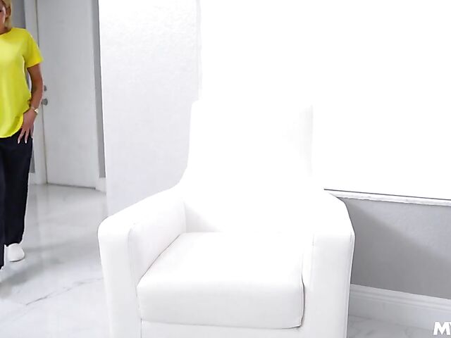 Lingerie fuck with horny MILF Vivianne DeSilva