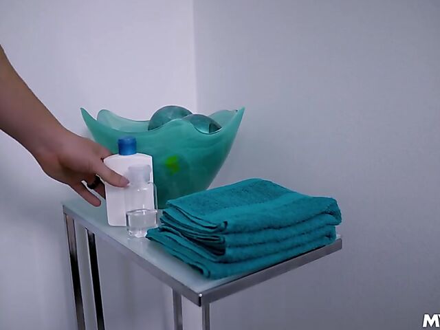 MILF big tits massage with super-stacked Casca Akashova