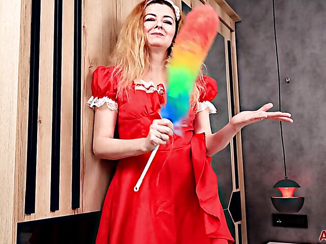 MILF maid Helen Volga can't keep her hands off her bush