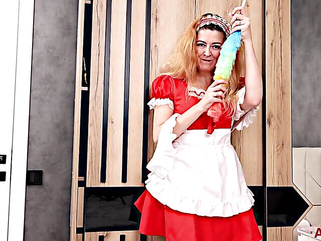 MILF maid Helen Volga can't keep her hands off her bush