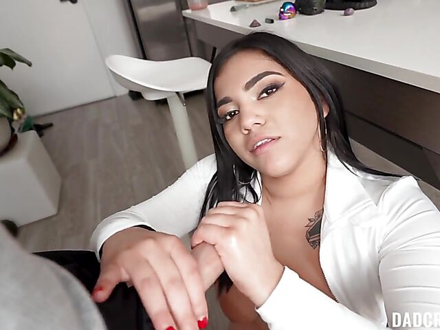 Thick latina Julz Gotti makes her stepdaddy happy in POV