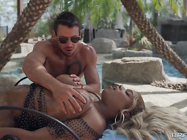 Bubble butt ebony shemale pornstar TS Jexxxica Blake gets banged in paradise