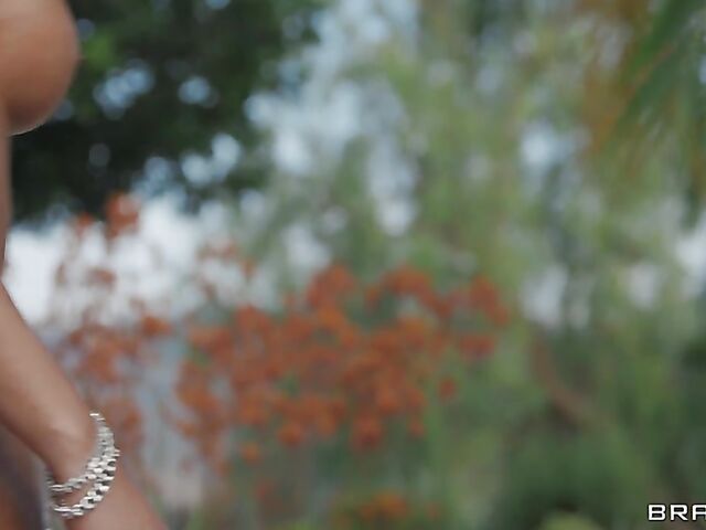 Bubble butt ebony shemale pornstar TS Jexxxica Blake gets banged in paradise