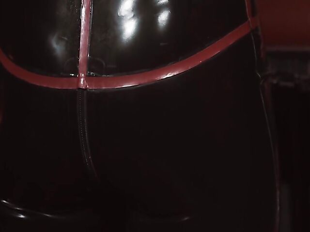 Latex mistress Domina wants to see her new slave Julia North suck