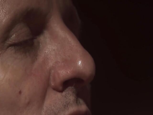 Latex mistress Domina wants to see her new slave Julia North suck