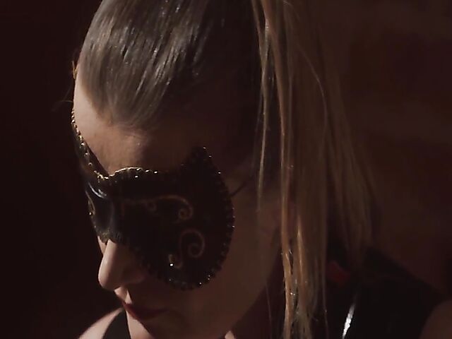 Latex mistress Domina wants to see her new slave Julia North suck