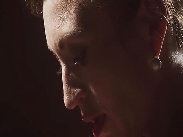 Latex mistress Domina wants to see her new slave Julia North suck