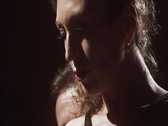 Latex mistress Domina wants to see her new slave Julia North suck