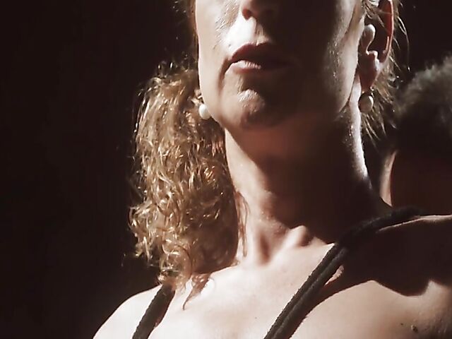 Latex mistress Domina wants to see her new slave Julia North suck