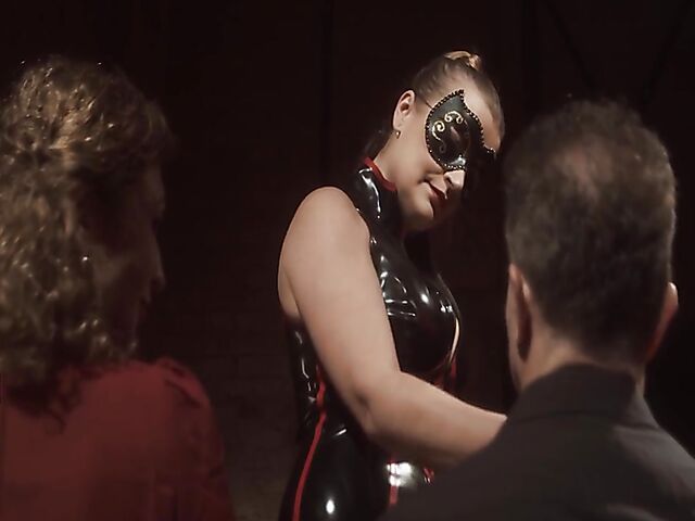 Latex mistress Domina wants to see her new slave Julia North suck