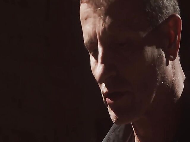 Latex mistress Domina wants to see her new slave Julia North suck