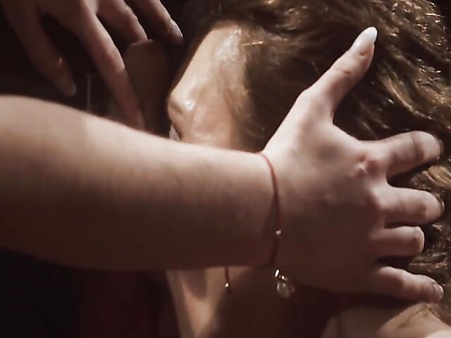 Latex mistress Domina wants to see her new slave Julia North suck