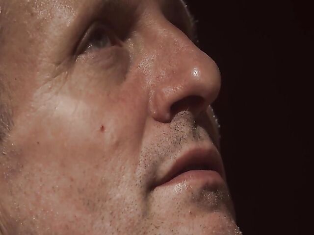 Latex mistress Domina wants to see her new slave Julia North suck