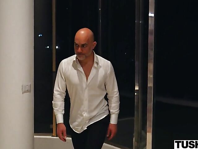 Cute anal babe Kelly Collins enjoys Christian Clay's Italian cock in her ass