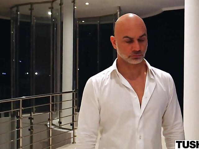 Cute anal babe Kelly Collins enjoys Christian Clay's Italian cock in her ass