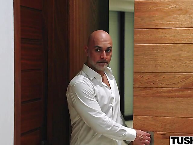 Cute anal babe Kelly Collins enjoys Christian Clay's Italian cock in her ass