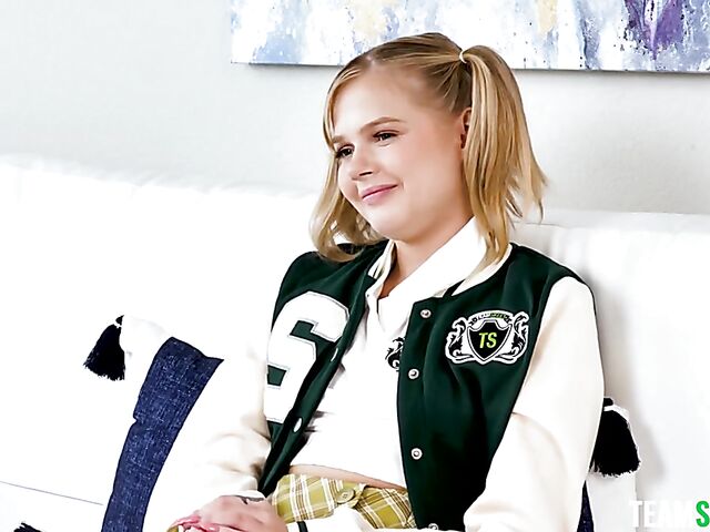 Coco Lovelock - Petite teen squirt while fucking