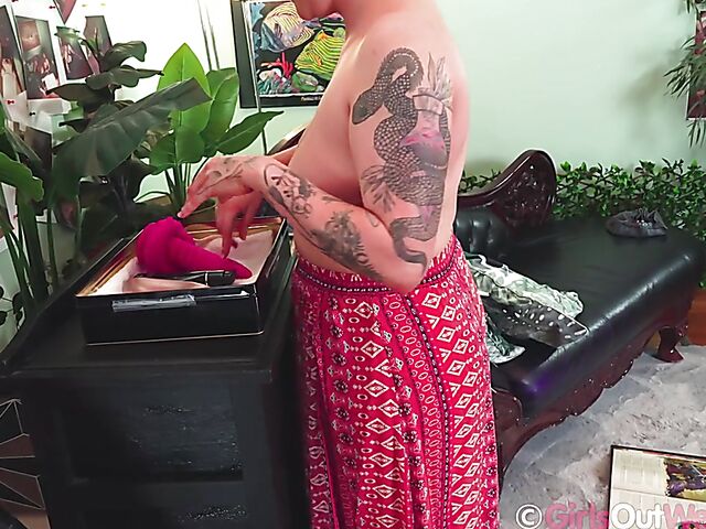 Short hair solo with toys featuring Fae Sparx